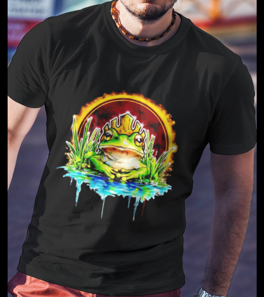 Frog King Crown Pond Nature Amphibian Wildlife Majestic Regal Water Scene T-Shirt