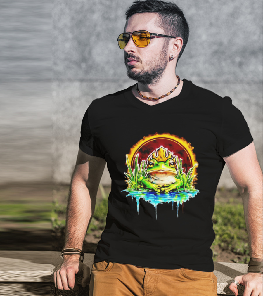 Frog King Crown Pond Nature Amphibian Wildlife Majestic Regal Water Scene T-Shirt