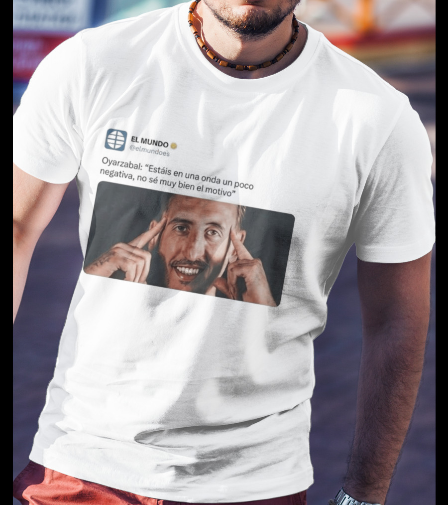 El Mundo Oyarzabal Estais En Una Onda Un Poco Negativa Sonriente Hombre T-Shirt