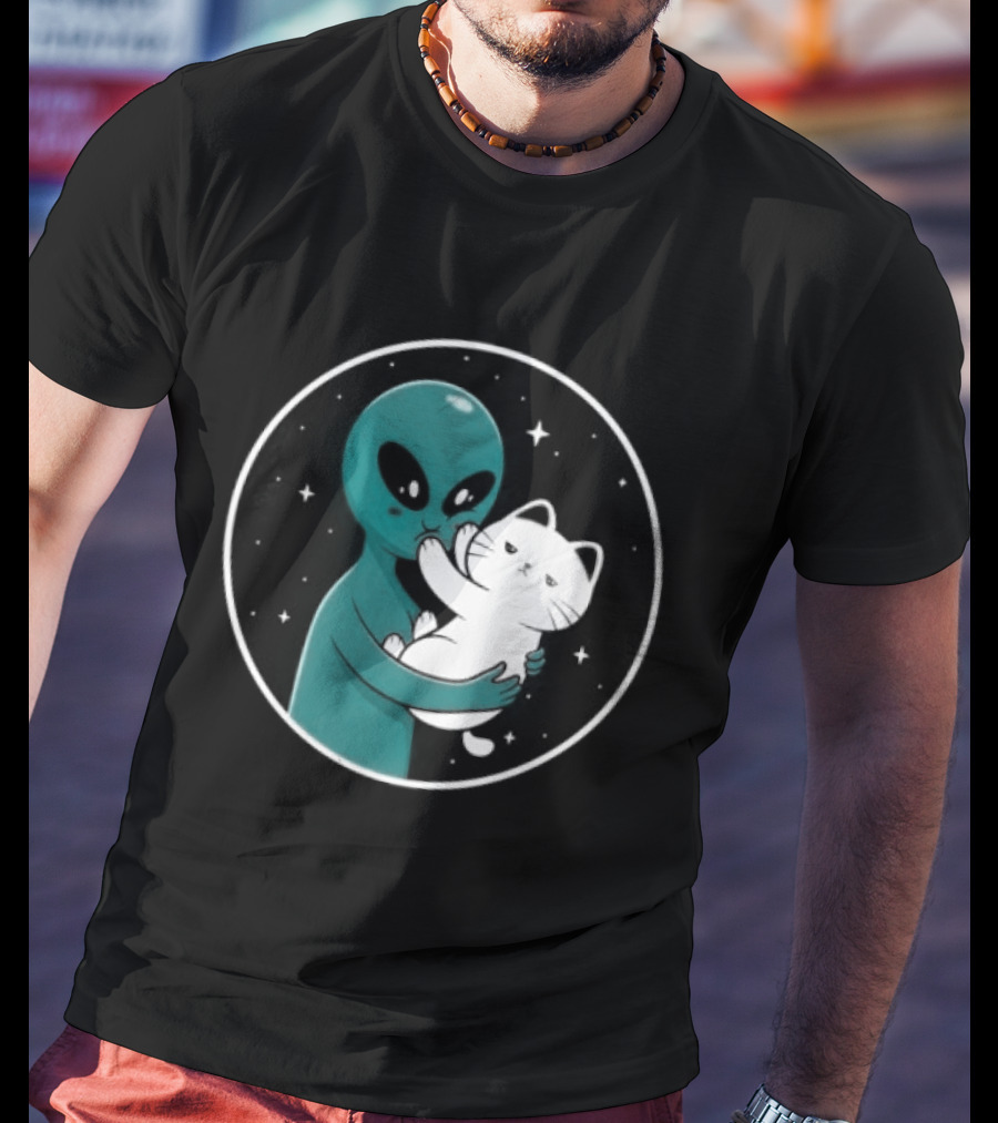 Even Aliens Love Cats Space Alien Embracing Kitty T-Shirt
