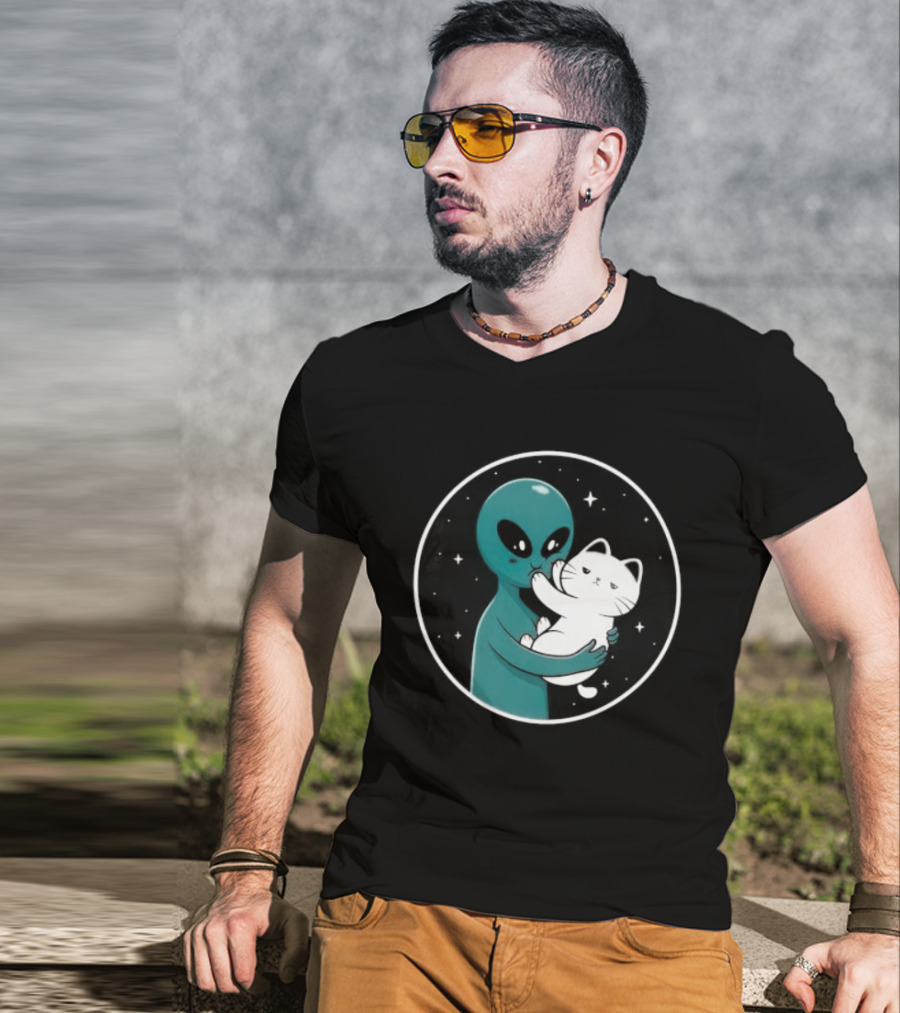 Even Aliens Love Cats Space Alien Embracing Kitty T-Shirt
