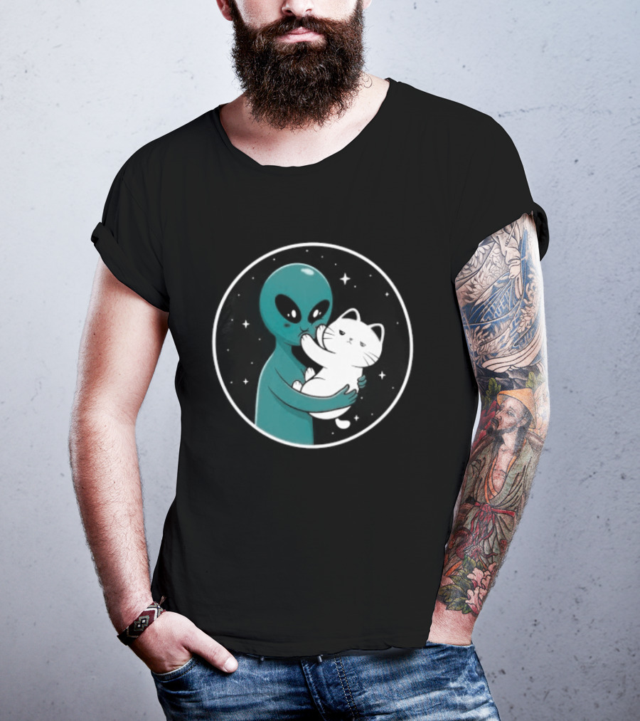 Even Aliens Love Cats Space Alien Embracing Kitty T-Shirt