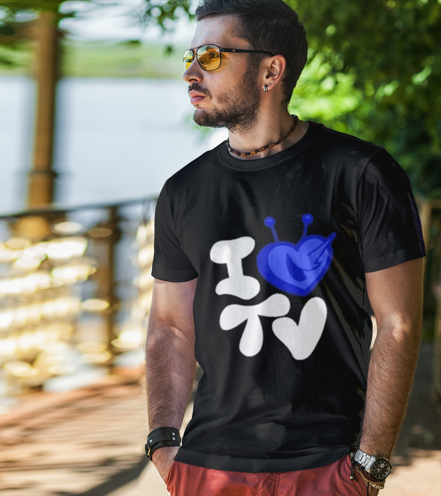 Paperboxmart I Love TV Blue Heart Antenna T-Shirt