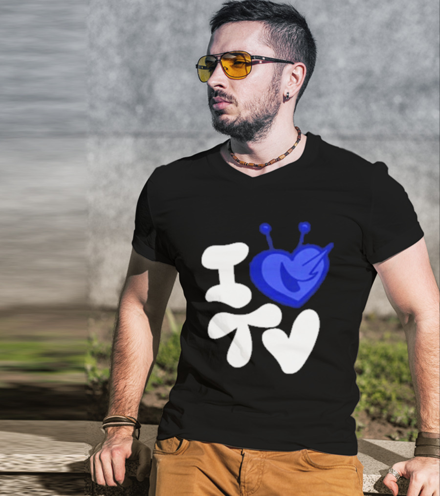 Paperboxmart I Love TV Blue Heart Antenna T-Shirt
