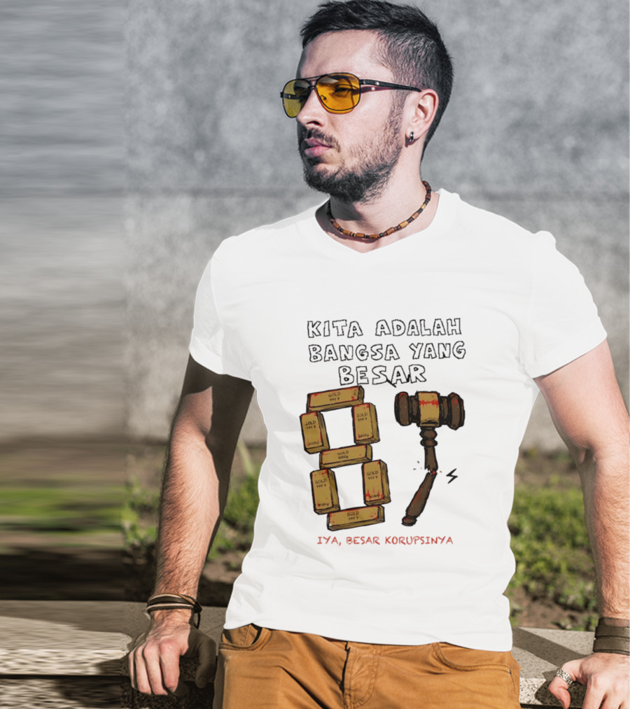 Kita Adalah Bangsa Yang Besar Iya Besar Korupsinya Gold Bars And Gavel T-Shirt