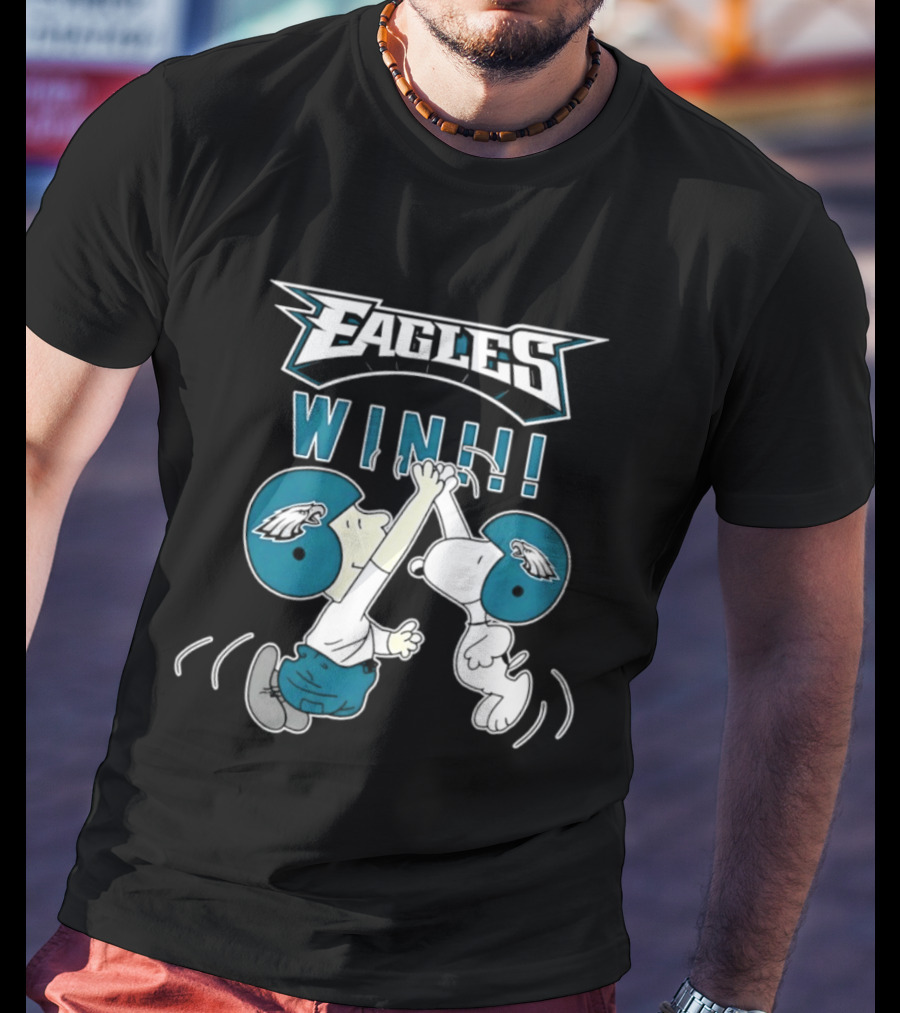Philadelphia Eagles Win Peanuts Snoopy And Charlie Brown High Five T-Shirt