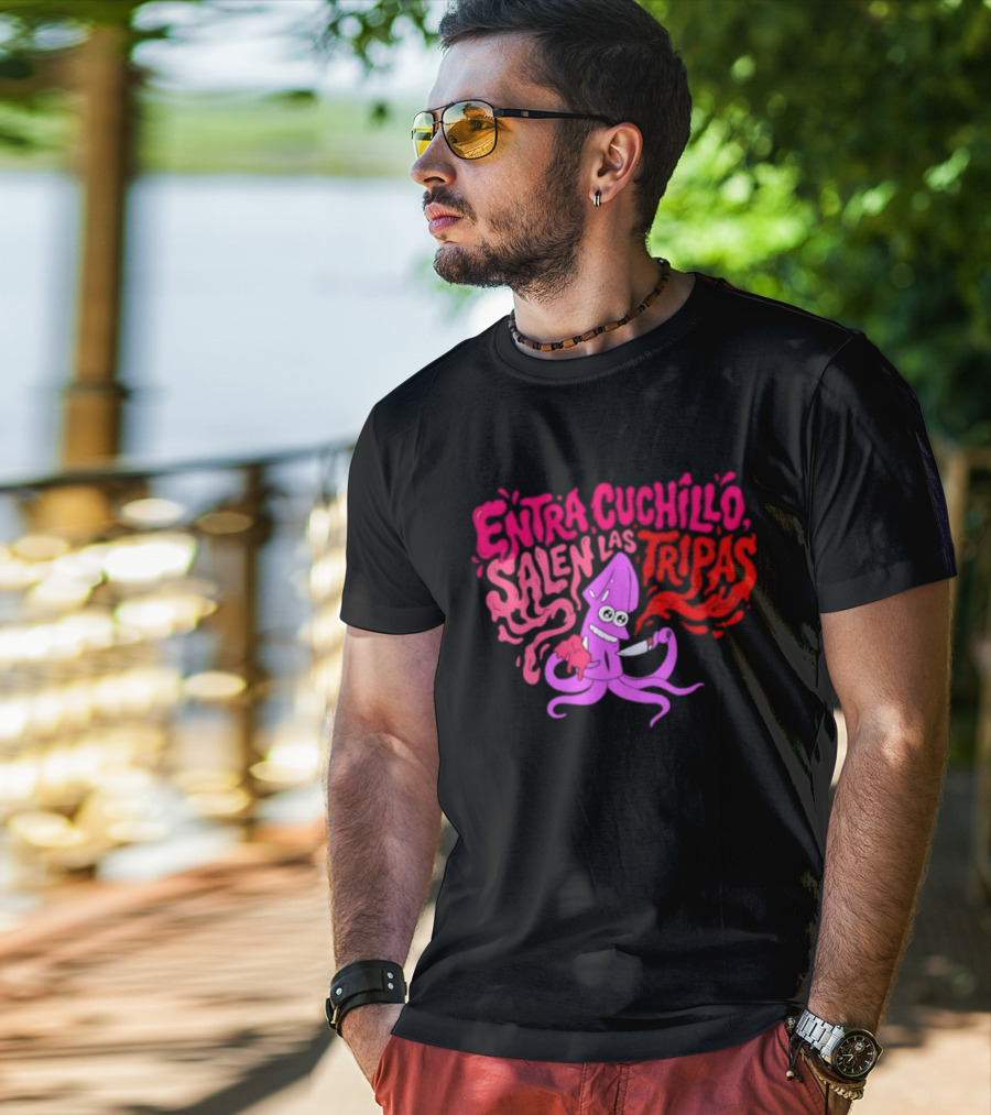 Entra Cuchillo Salen Las Tripas Squid Cartoon Knife Fun T-Shirt