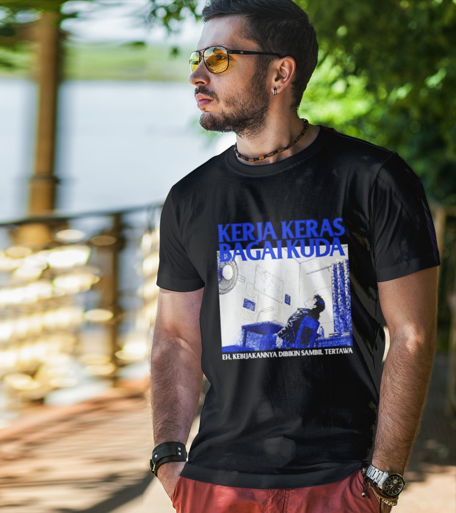 Kerja Keras Bagai Kuda Eh Kebijakannya Dibikin Sambil Tertawa Komik Pria Duduk Meja Dan Layar T-Shirt