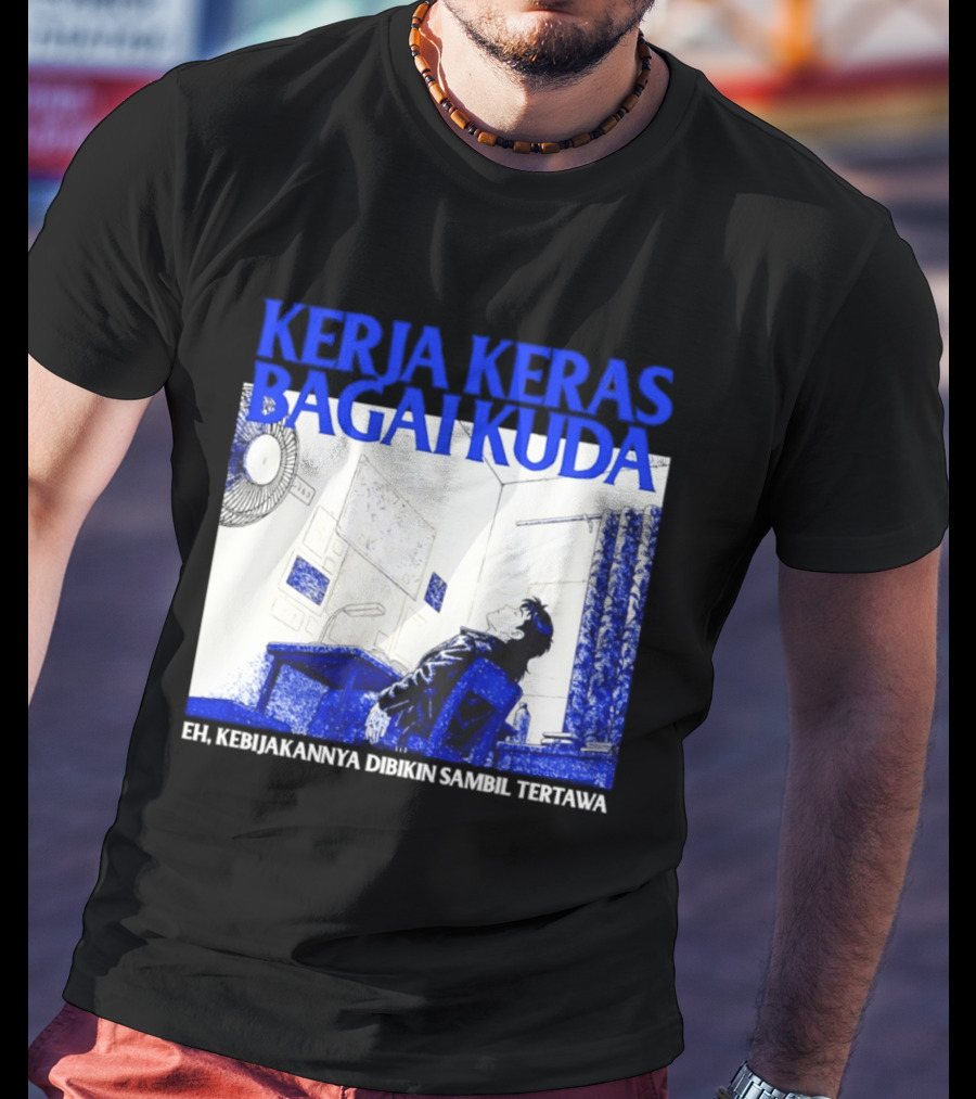 Kerja Keras Bagai Kuda Eh Kebijakannya Dibikin Sambil Tertawa Komik Pria Duduk Meja Dan Layar T-Shirt