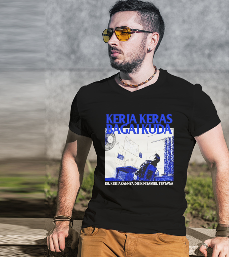Kerja Keras Bagai Kuda Eh Kebijakannya Dibikin Sambil Tertawa Komik Pria Duduk Meja Dan Layar T-Shirt