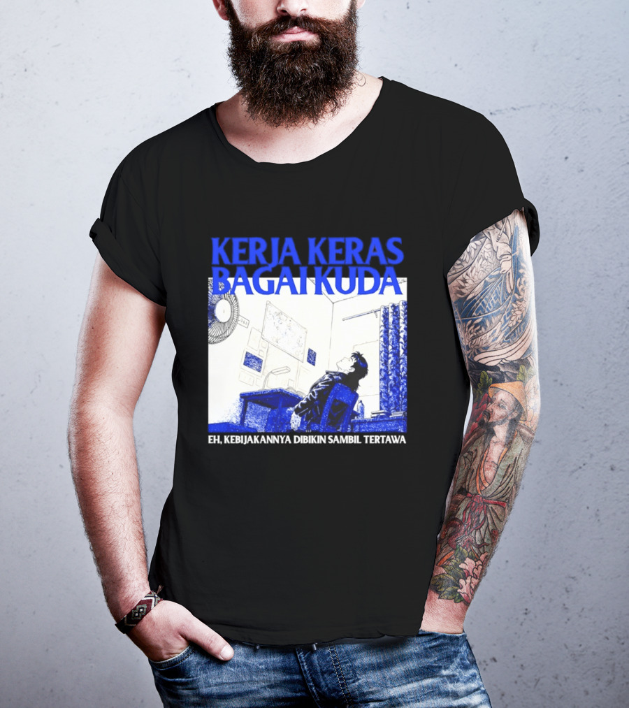Kerja Keras Bagai Kuda Eh Kebijakannya Dibikin Sambil Tertawa Komik Pria Duduk Meja Dan Layar T-Shirt