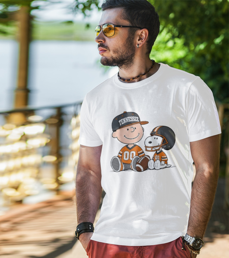 Tennessee Football Charlie Brown Snoopy Peanuts 00 01 T-Shirt