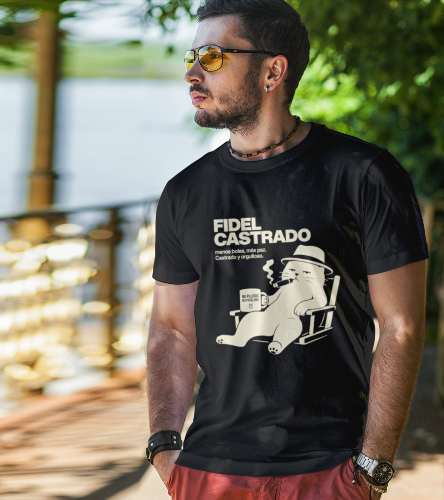 Fidel Castrado Menos Bolas Mas Paz Cat Con Silla Sombrero Cigarro T-Shirt