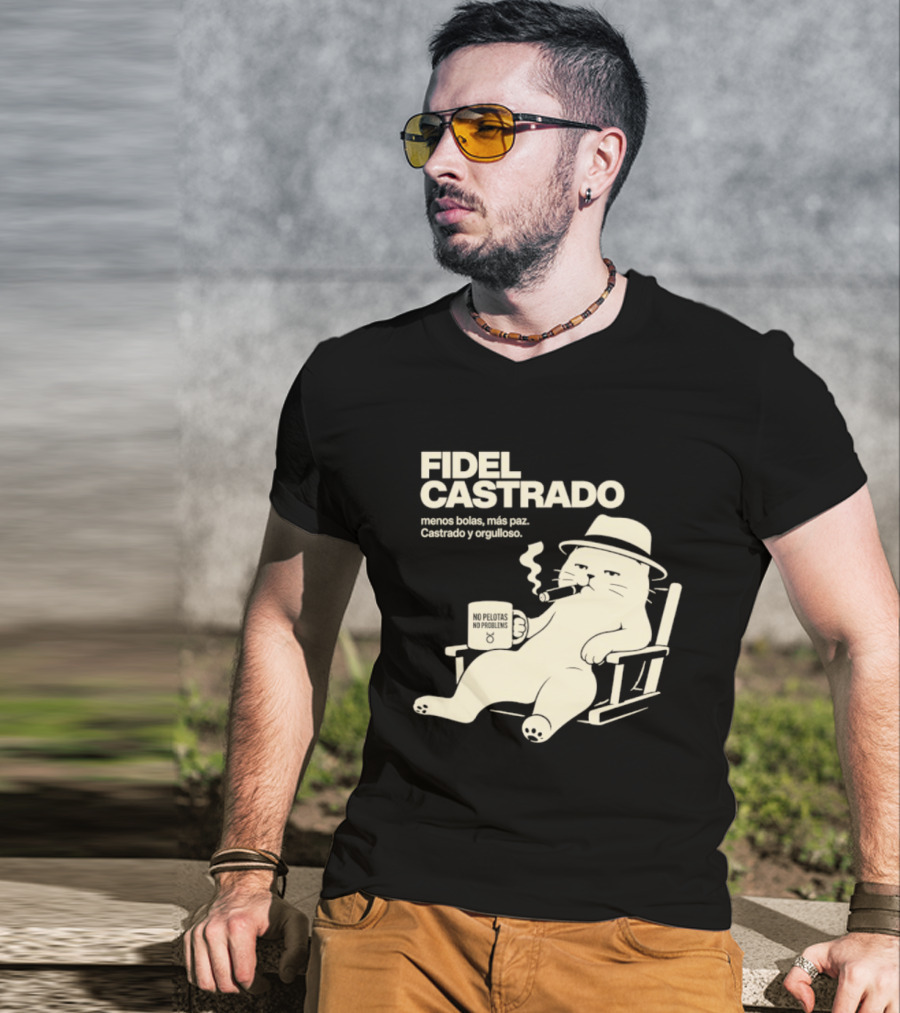 Fidel Castrado Menos Bolas Mas Paz Cat Con Silla Sombrero Cigarro T-Shirt
