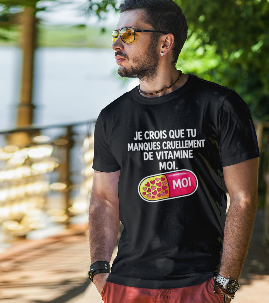 Je Crois Que Tu Manques Cruellement De Vitamine Moi Capsule Hearts T-Shirt