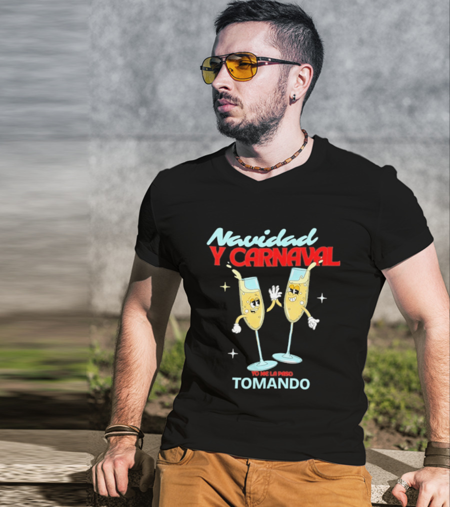 Navidad Y Carnaval Yo Me La Paso Tomando Two Toasting Champagne Glasses T-Shirt