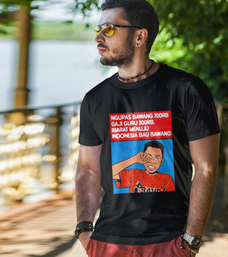 Ngupas Bawang 700rb Gaji Guru 300rb Ibarat Menuju Indonesia Bau Bawang T-Shirt