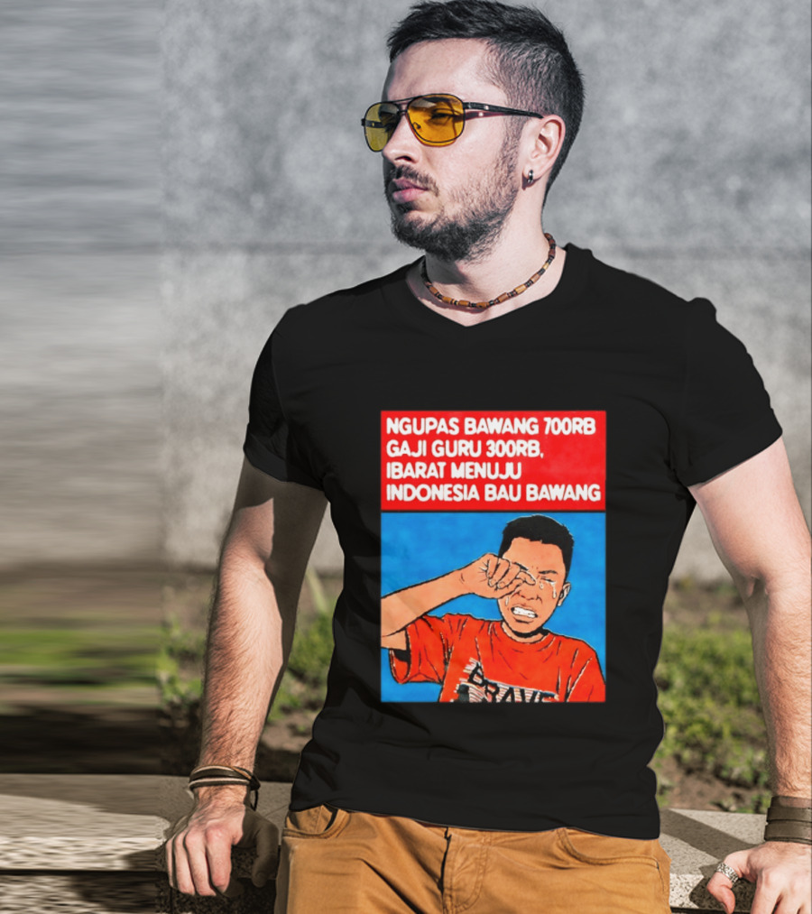 Ngupas Bawang 700rb Gaji Guru 300rb Ibarat Menuju Indonesia Bau Bawang T-Shirt