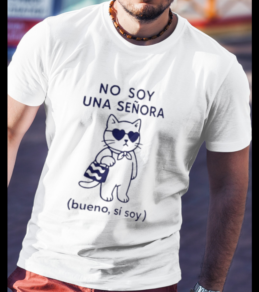 No Soy Una Señora Bueno Sí Soy Cat With Sunglasses And Bag T-Shirt