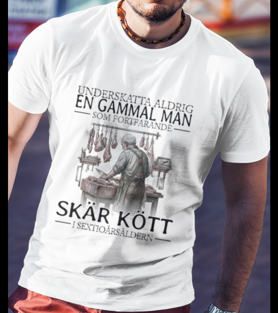 Underskatta Aldrig En Gammal Man Som Fortfarande Skär Kött I Sextioårsåldern T-Shirt