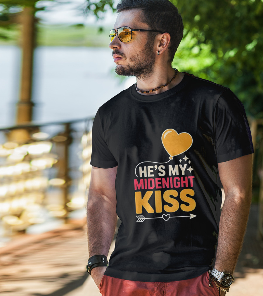 Happy New Year Midnight Kiss Heart Balloon And Arrow T-Shirt