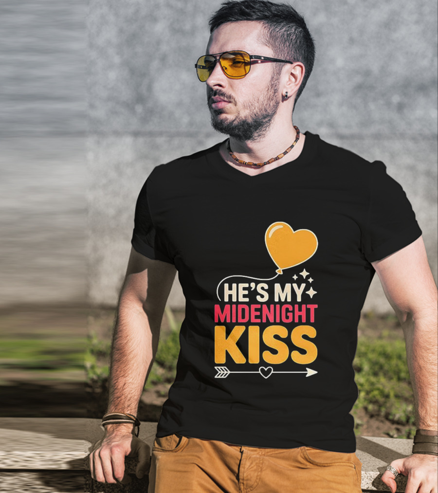 Happy New Year Midnight Kiss Heart Balloon And Arrow T-Shirt