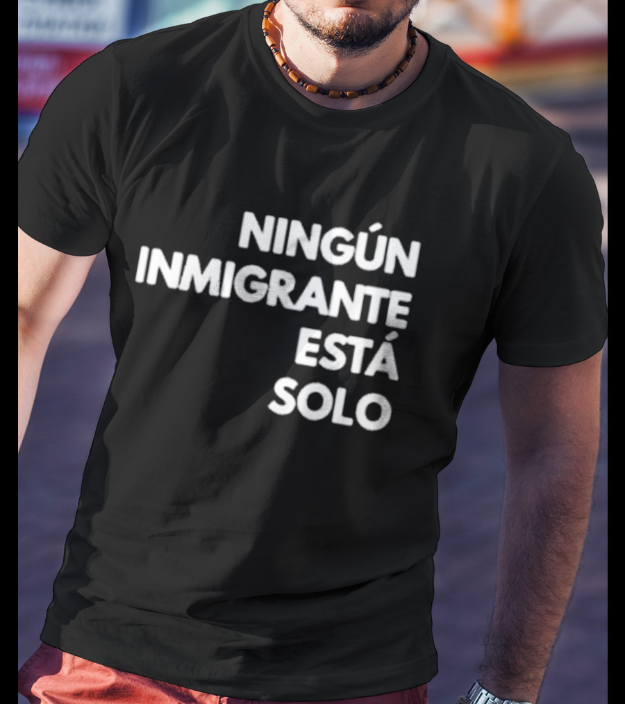 Mina Kimes Ningún Inmigrante Está Solo Message T-Shirt