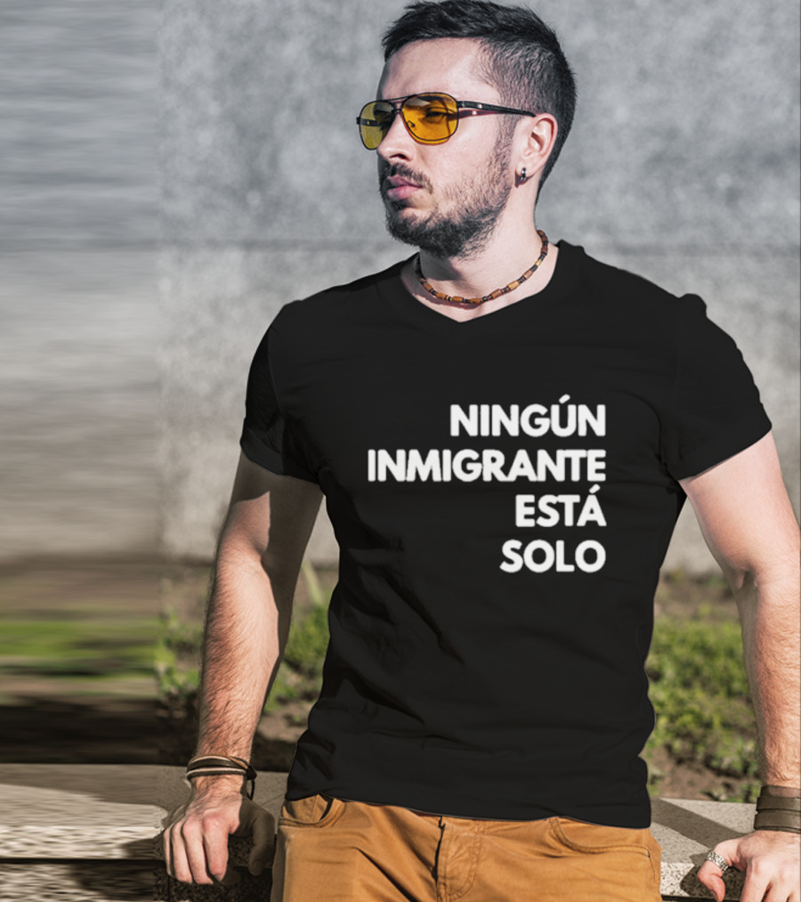Mina Kimes Ningún Inmigrante Está Solo Message T-Shirt