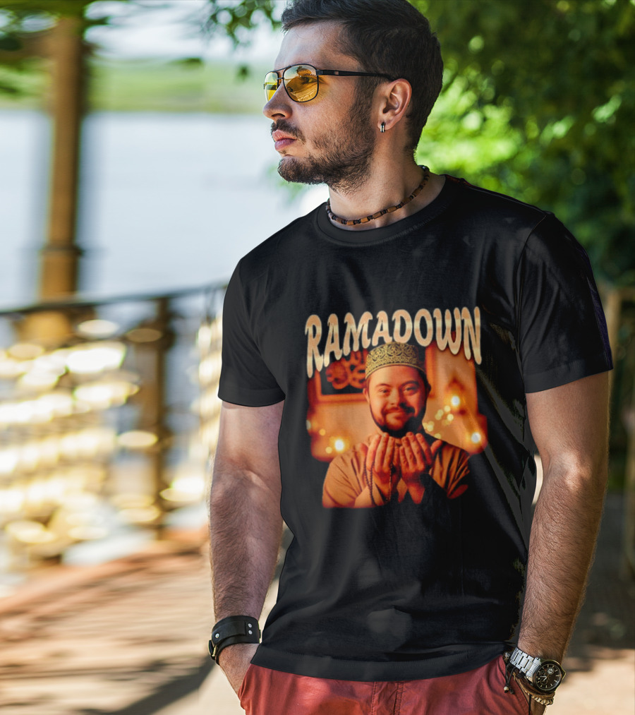 Ramadown Mens Kufi Malawi Hexa Series Smiling Man Praying Ramadan T-Shirt