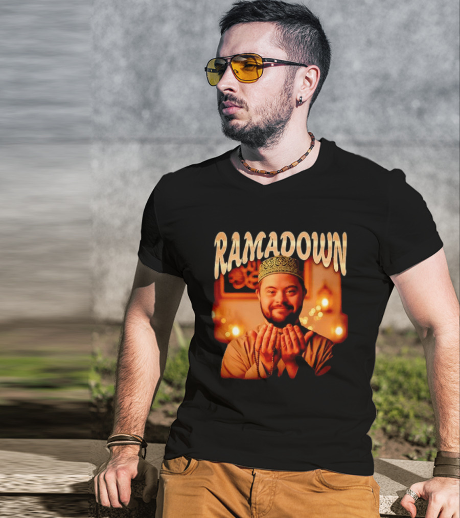 Ramadown Mens Kufi Malawi Hexa Series Smiling Man Praying Ramadan T-Shirt
