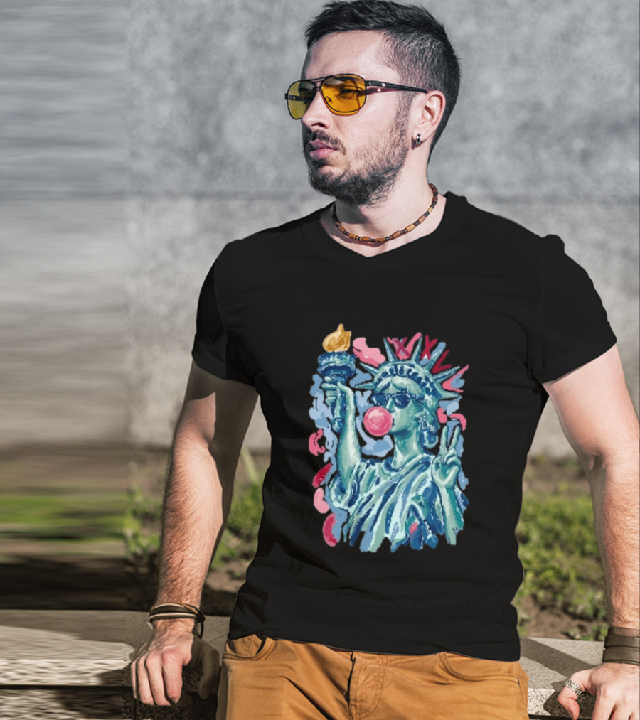 Statue Of Liberty With Bubble Gum And Peace Sign For 4th Of July T-Shirt