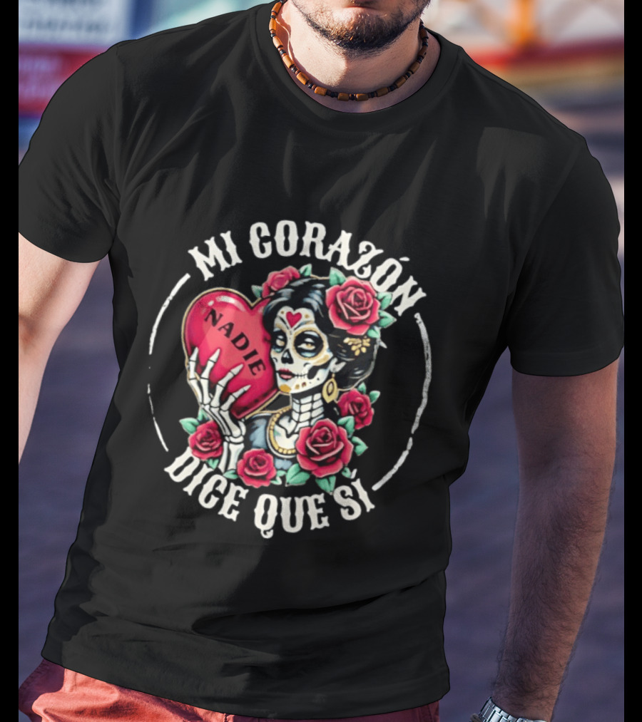 Mi Corazon Dice Que Si Nadie Flower Skeleton Girl With Heart And Roses T-Shirt
