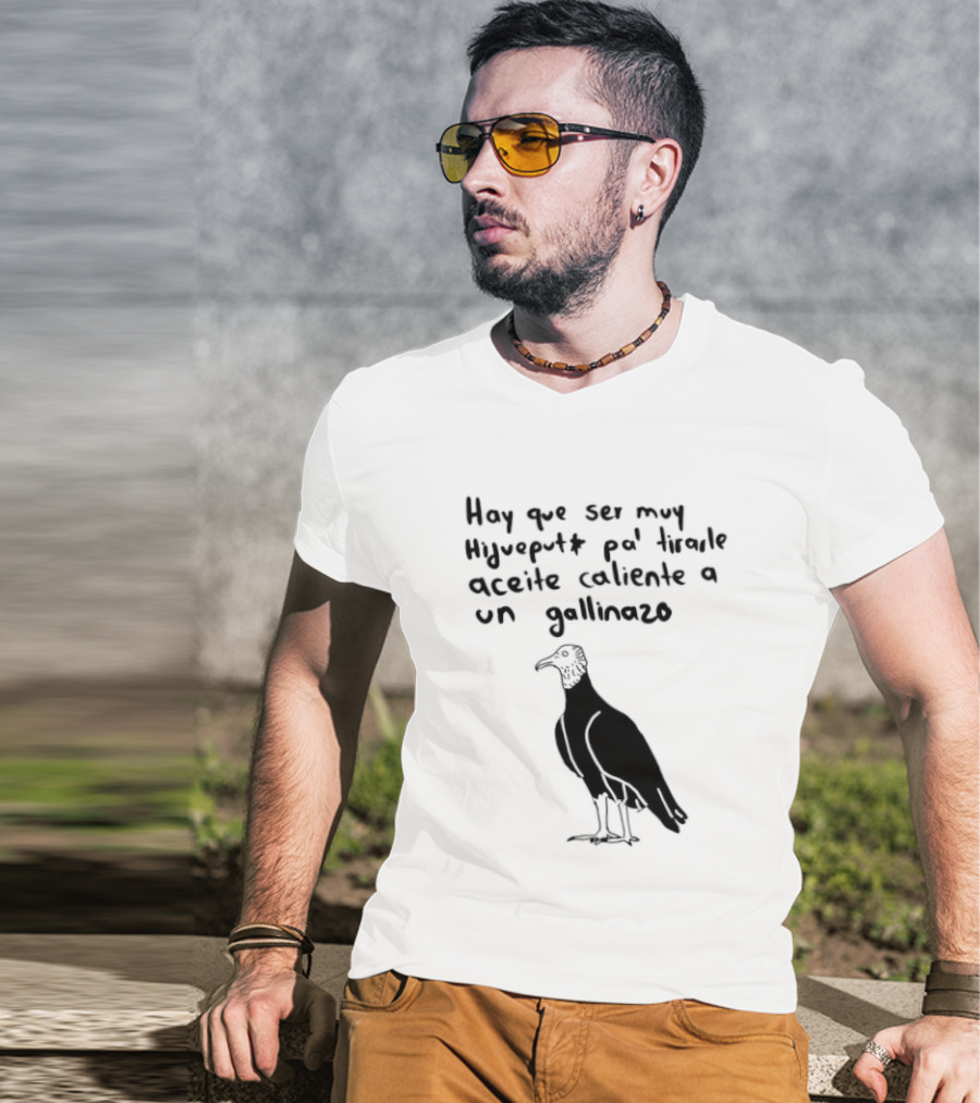 Hay Que Ser Muy Hijueputa Pa' Tirarle Aceite Caliente A Un Gallinazo Frase Humorística Con Dibujode Gallinazo T-Shirt