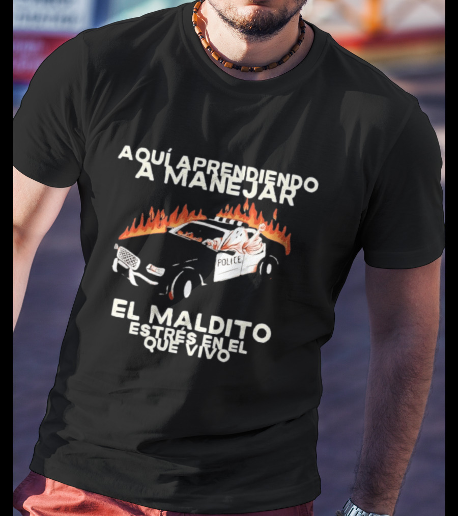 Aquí Aprendiendo A Manejar El Maldito Estrés En El Que Vivo Policía Coche En Llamas T-Shirt