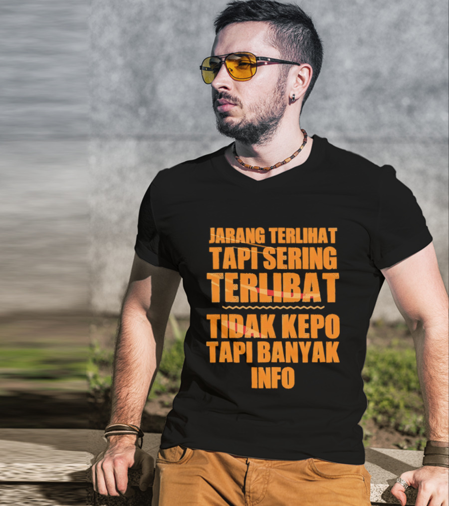Jarang Terlihat Tapi Sering Terlibat Tidak Kepo Tapi Banyak Info Keren T-Shirt