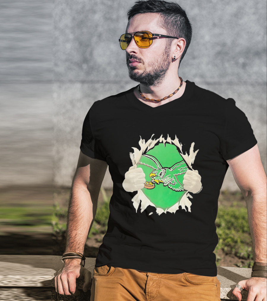 Philadelphia Eagles Vintage Chest Rip Football Fan T-Shirt