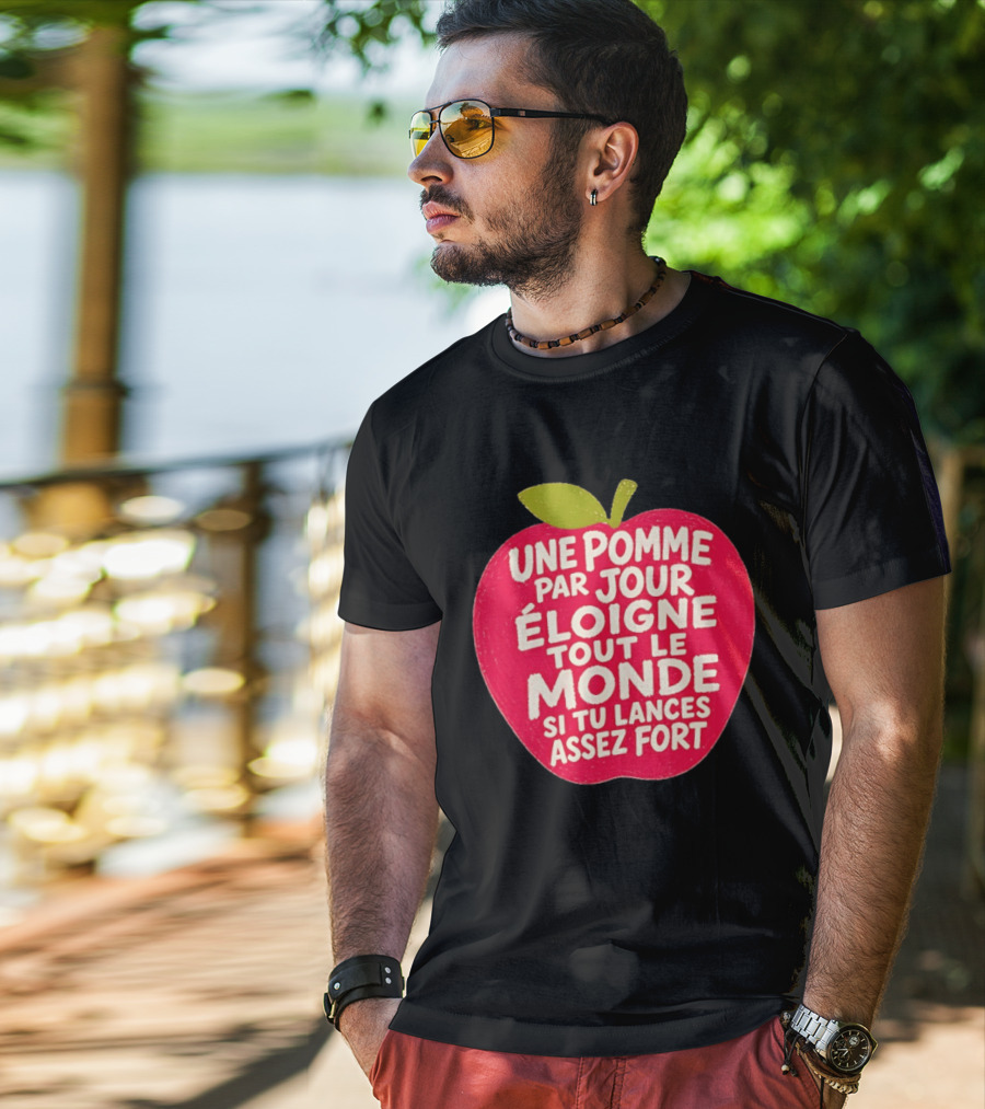 Une Pomme Par Jour Éloigne Tout Le Monde Si Tu Lances Assez Fort Humor Phrase T-Shirt