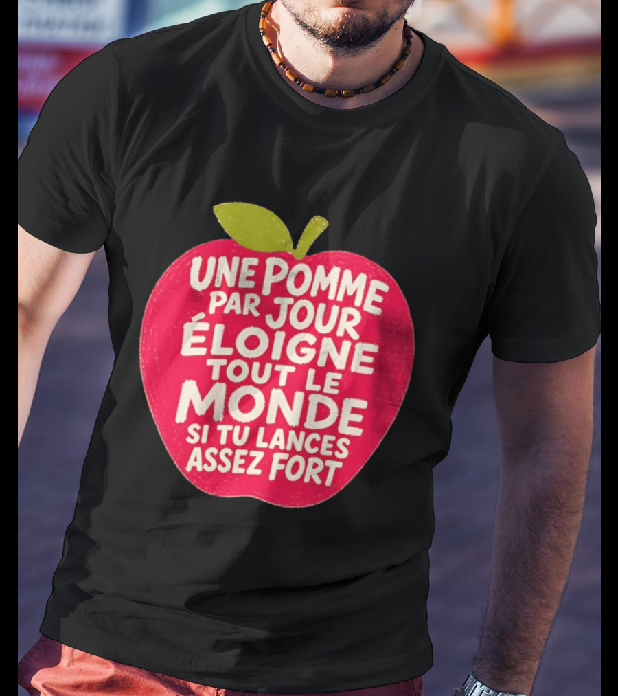 Une Pomme Par Jour Éloigne Tout Le Monde Si Tu Lances Assez Fort Humor Phrase T-Shirt