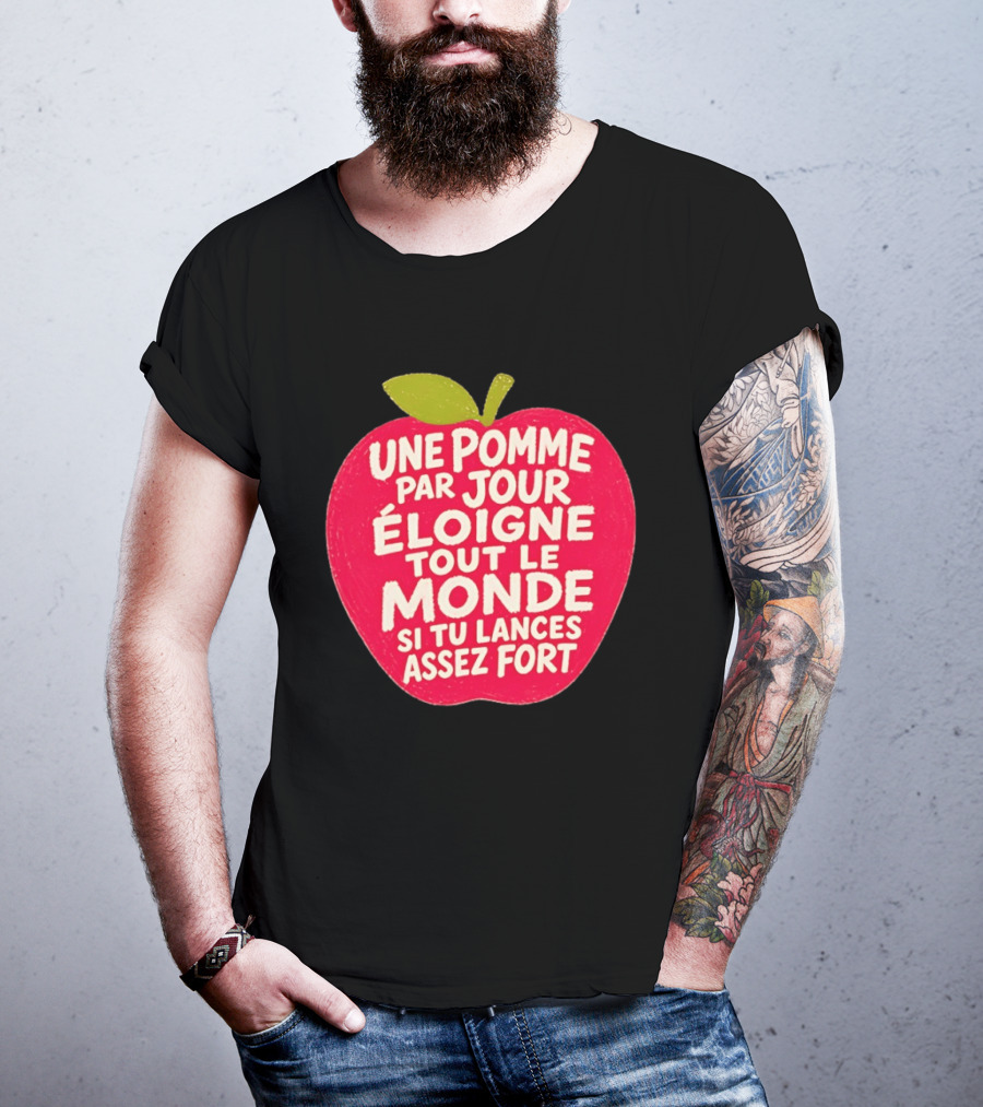Une Pomme Par Jour Éloigne Tout Le Monde Si Tu Lances Assez Fort Humor Phrase T-Shirt