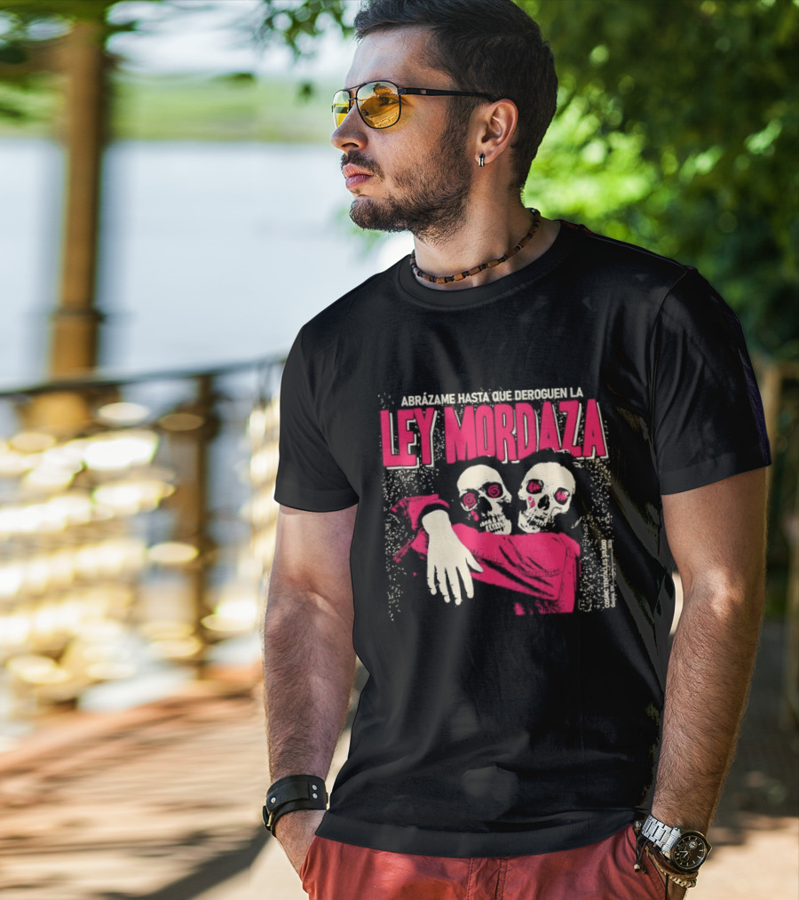 Abrazame Hasta Que Deroguen La Ley Mordaza T-Shirt