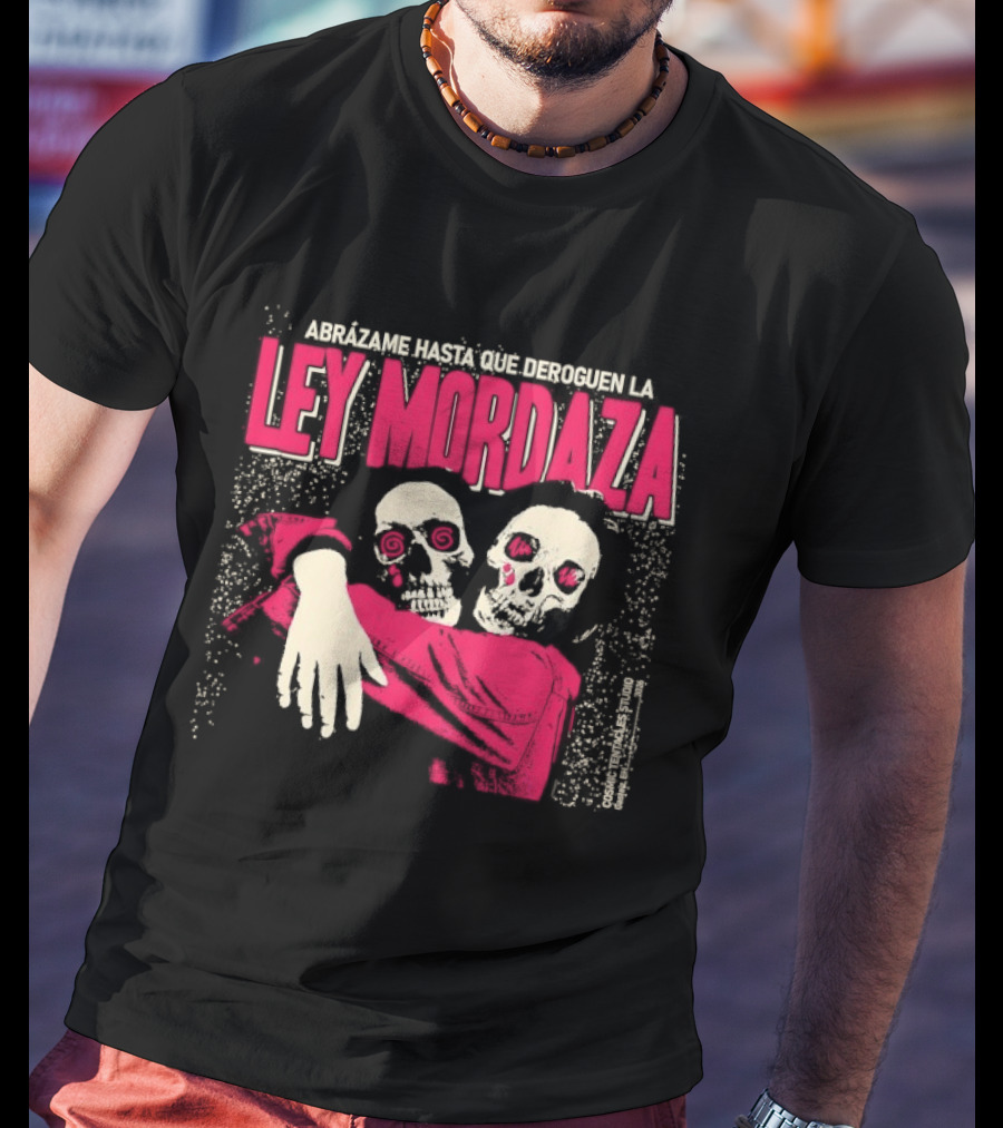 Abrazame Hasta Que Deroguen La Ley Mordaza T-Shirt