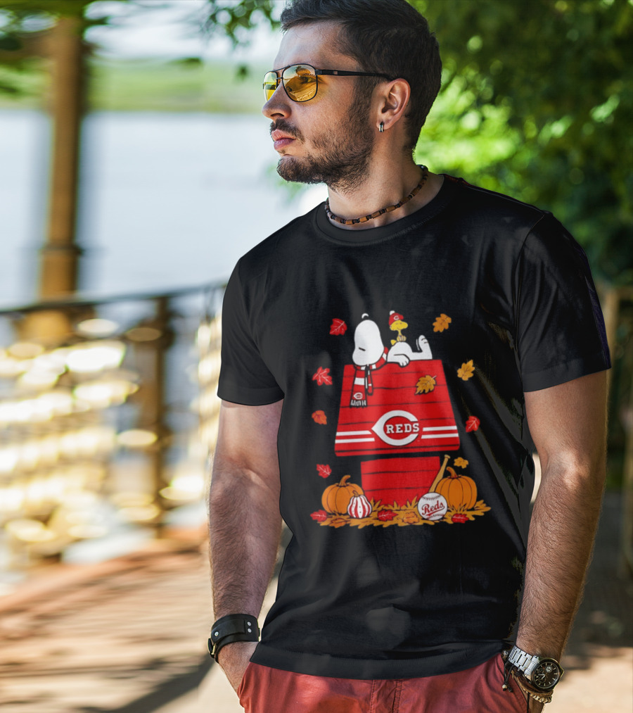 Snoopy Woodstock Cincinnati Reds Fall Baseball Pumpkins Leaves T-Shirt