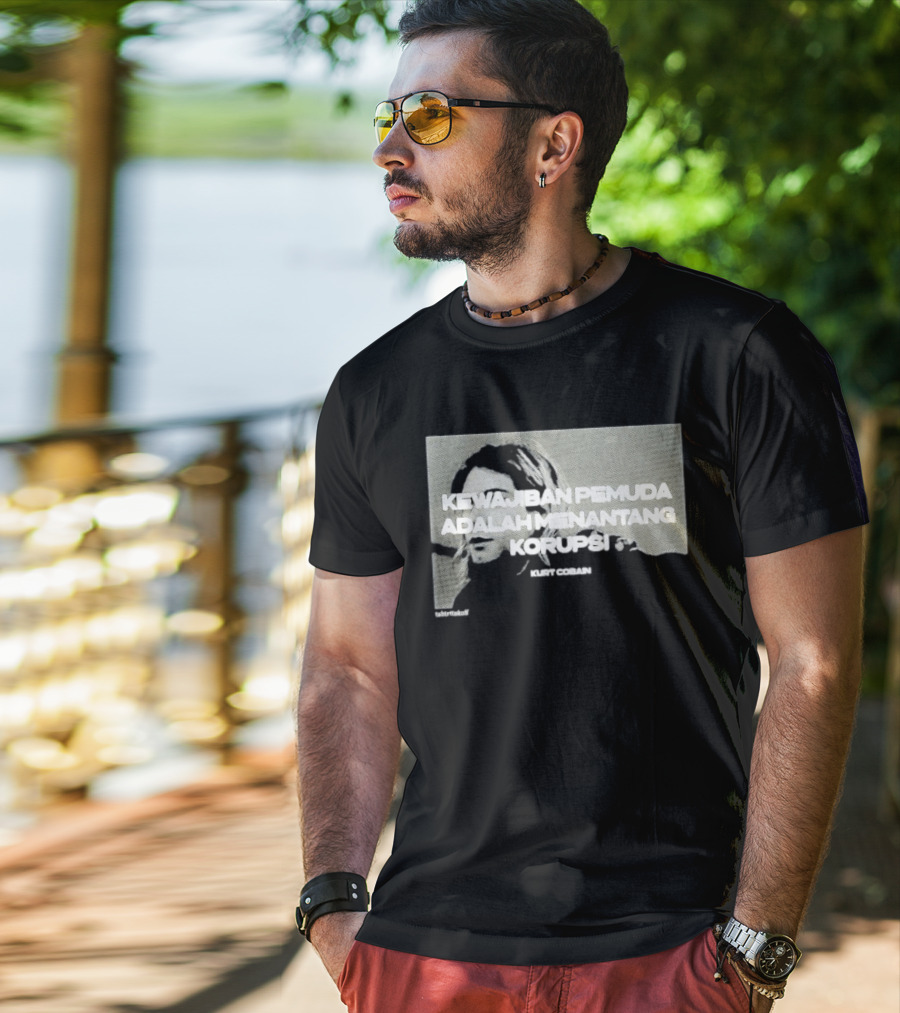 Kurt Cobain Kewajiban Pemuda Adalah Menantang Korupsi T-Shirt
