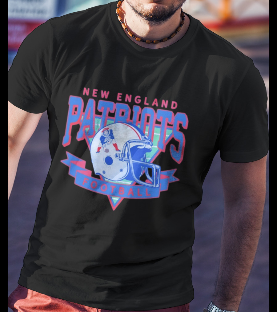 New England Patriots Football Vintage Helmet T-Shirt