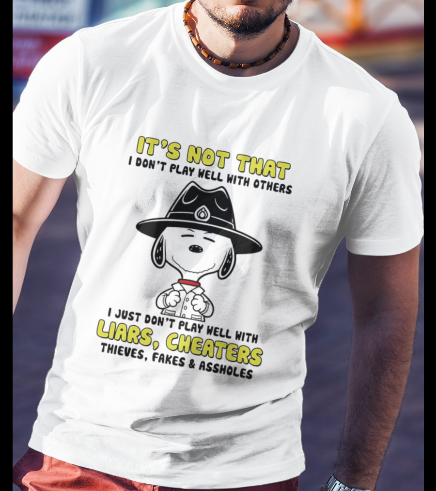 Snoopy It's Not That I Don't Play Well With Others Just Don't Play Well With Liars Cheaters Thieves Fakes & Assholes T-Shirt