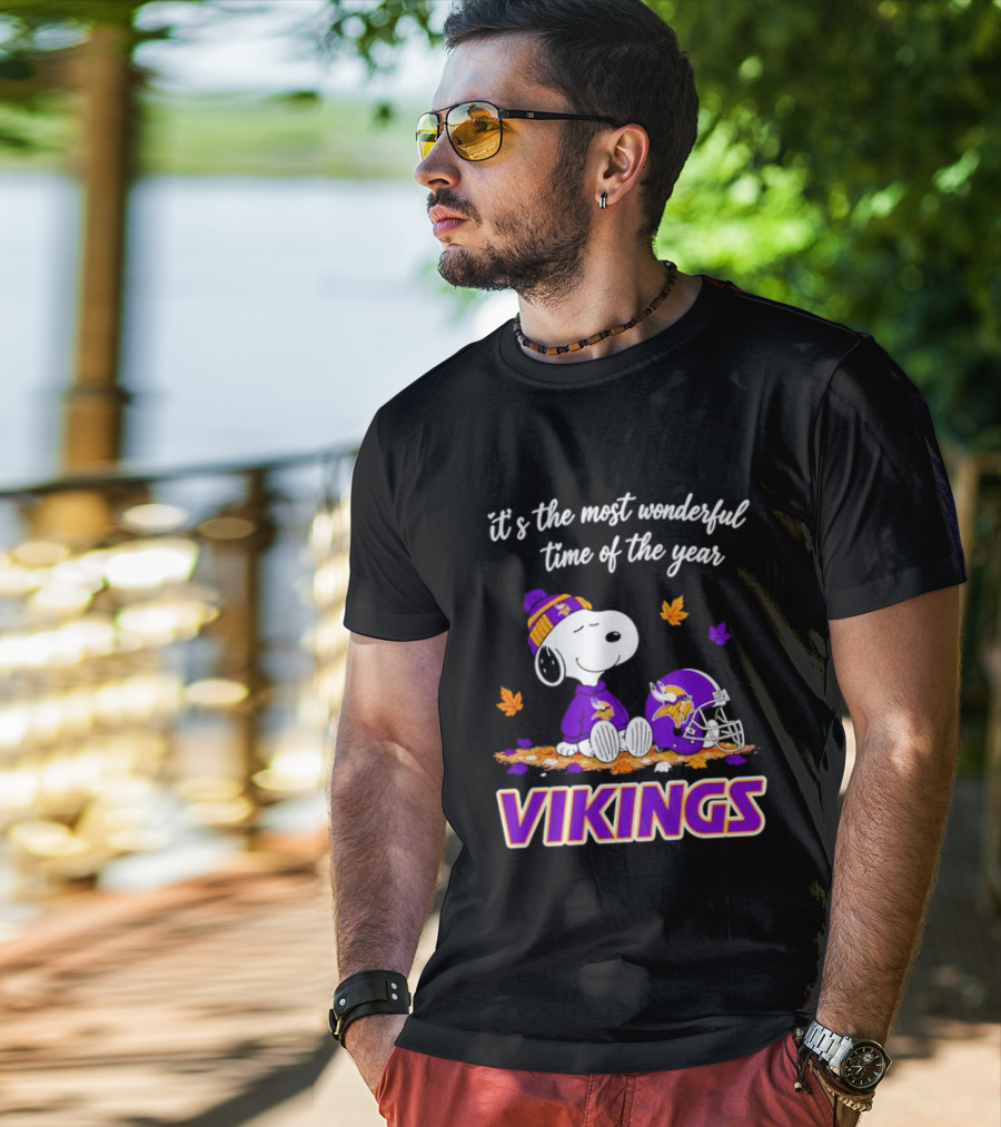 Minnesota Vikings It's The Most Wonderful Time Of The Year Snoopy Sitting Helmet Autumn Leaves T-Shirt