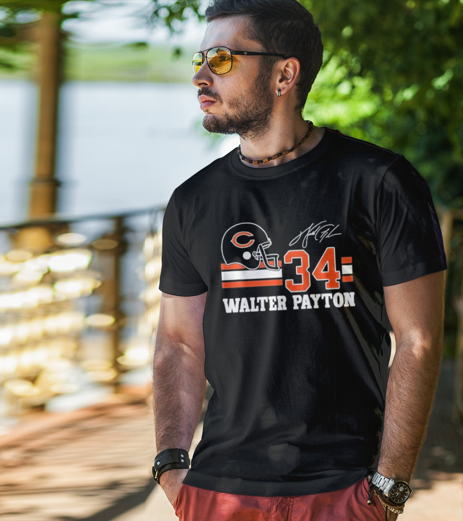 Chicago Bears Walter Payton 34 Distressed Helmet Stripes Signature T-Shirt