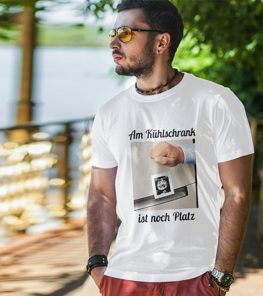 Am Kühlschrank Ist Noch Platz Foto Moustache Hand T-Shirt