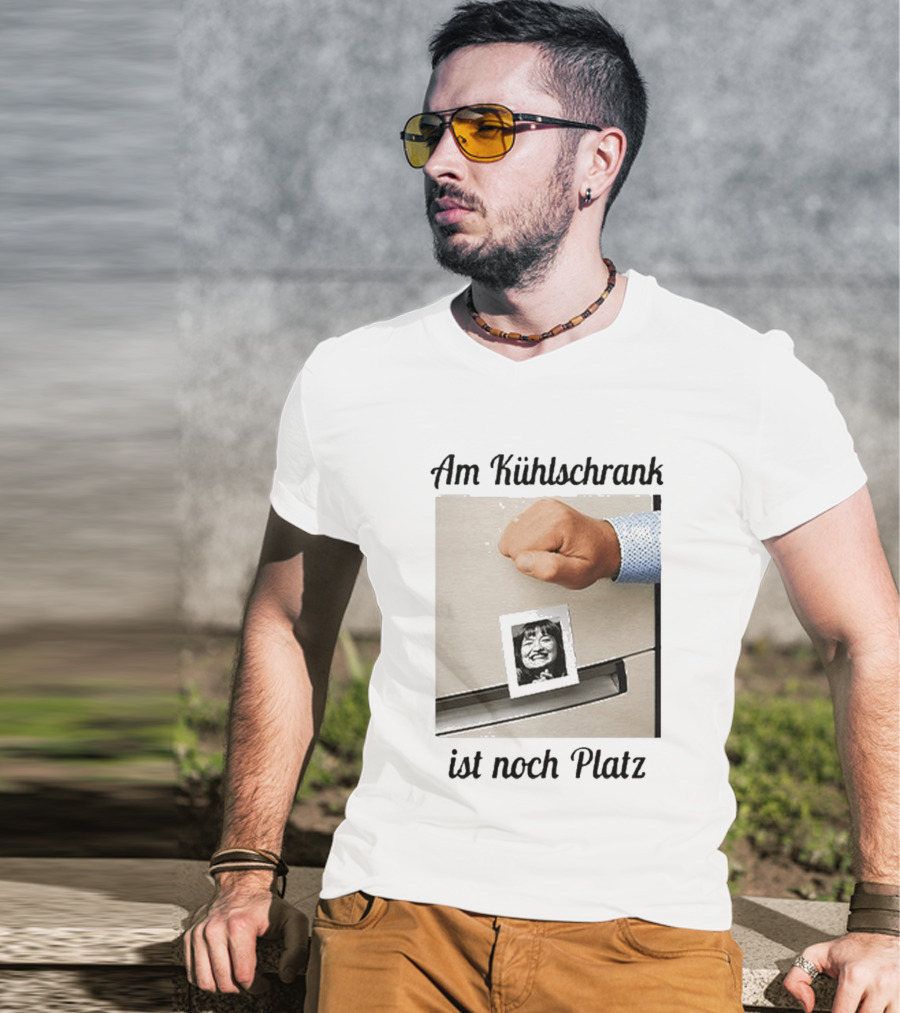 Am Kühlschrank Ist Noch Platz Foto Moustache Hand T-Shirt