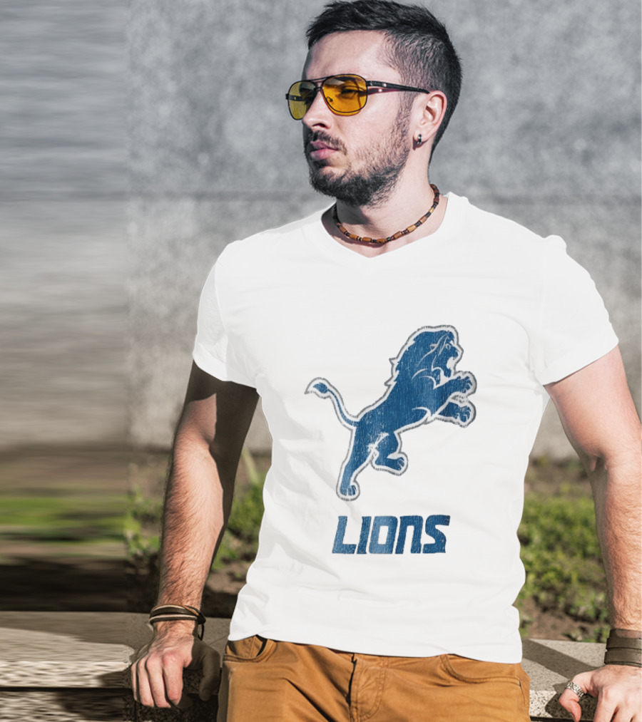 Detroit Lions Distressed Blue Leaping Lion Vintage Team Spirit T-Shirt